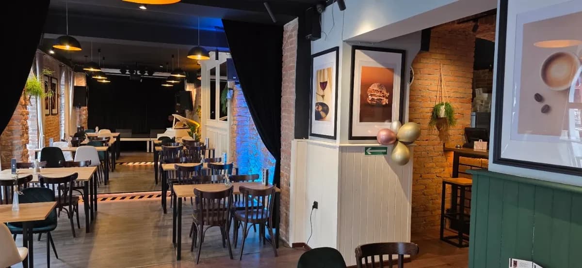 Sala 4MusicArt Resto & Cafe ze sceną i fortepianem